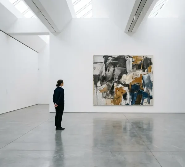 Visitatore osserva dipinto astratto in galleria d'arte contemporanea