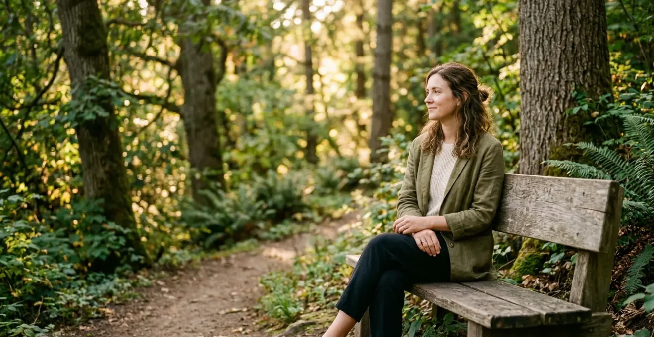 Professionista dei social media in momento di disconnessione digitale contemplativa nella natura