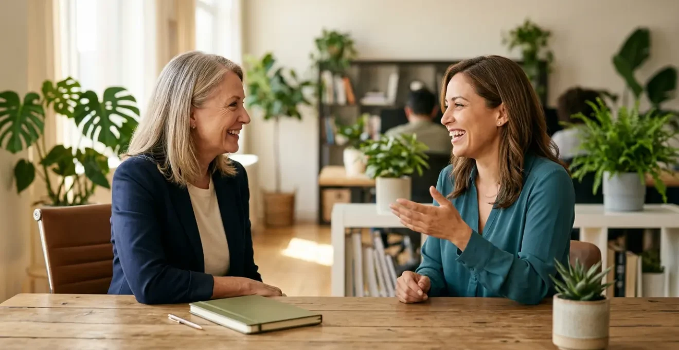 Manager e dipendente in un dialogo costruttivo in un ambiente di lavoro moderno