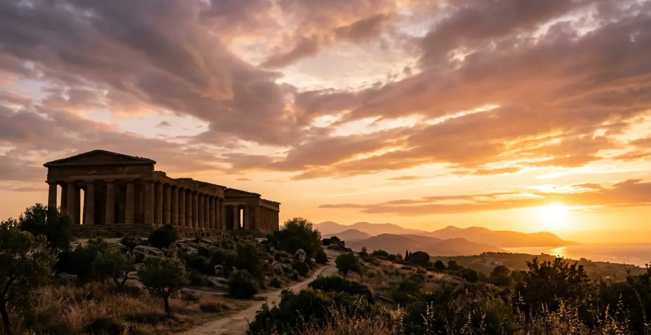 Vista panoramica dei templi dorici di Paestum al tramonto con la Magna Grecia sullo sfondo