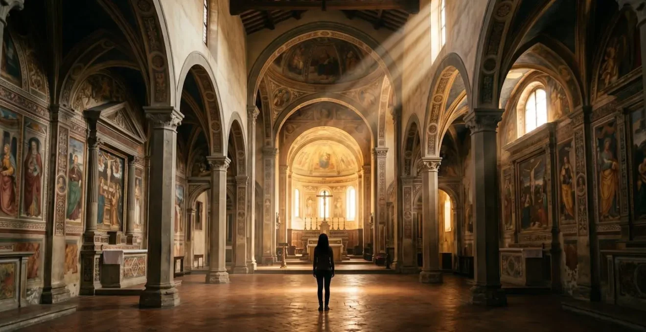 Interno di chiesa rinascimentale con affreschi del '500 in luce naturale