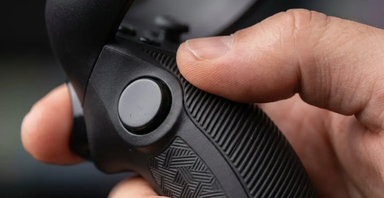 Dettaglio macro di mano che regola controller VR con texture tattili