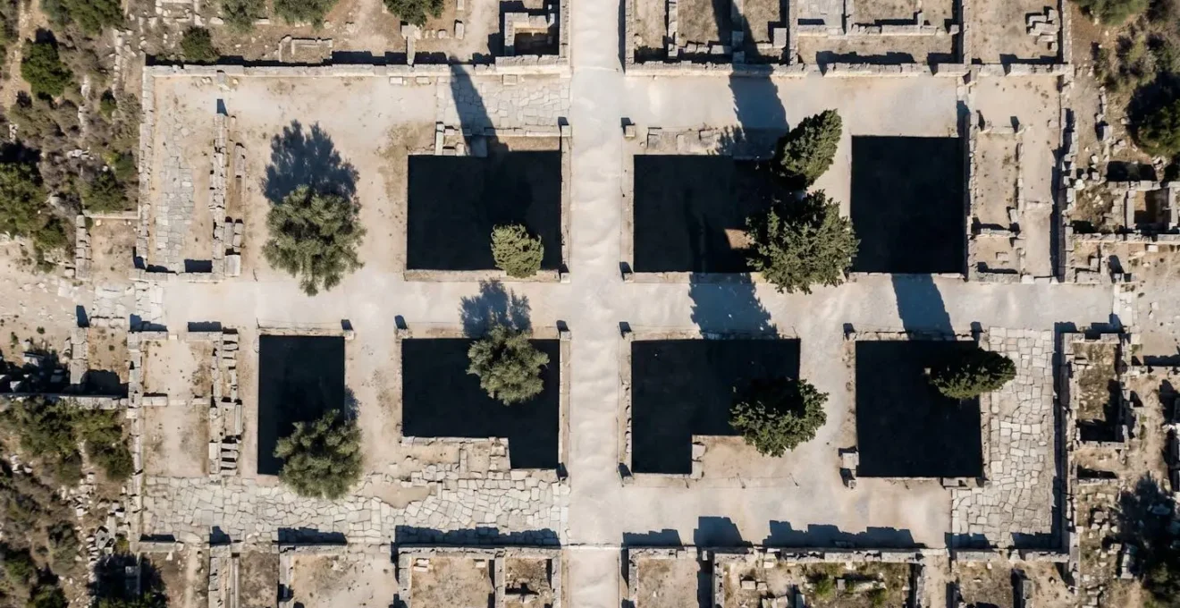 Vista aerea di un percorso archeologico con zone d'ombra evidenziate per la pianificazione delle pause