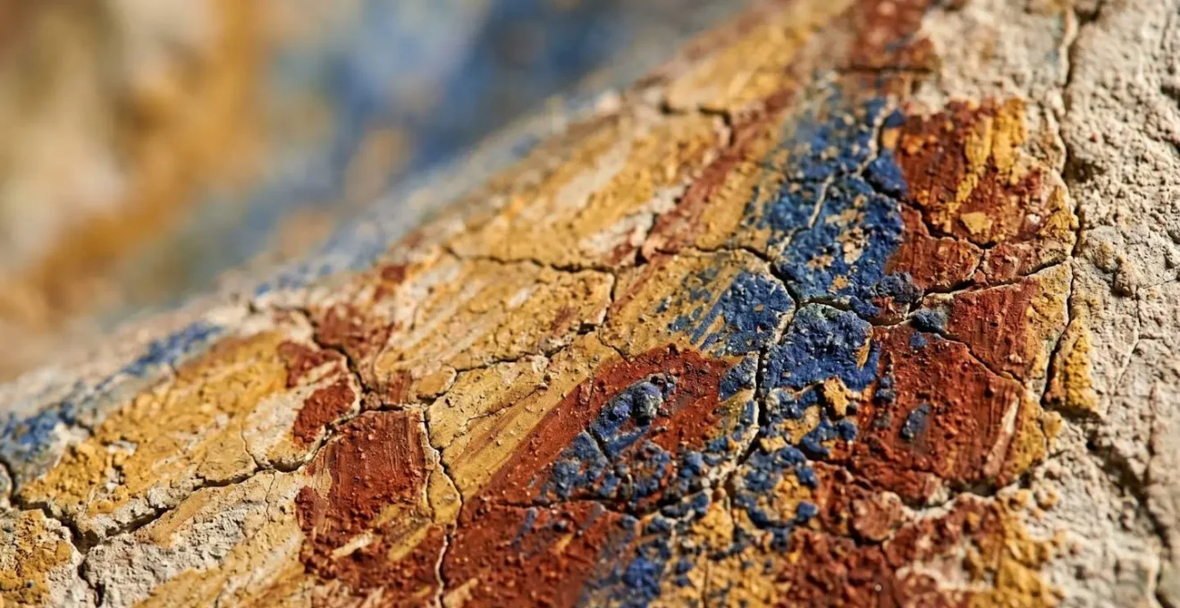 Dettaglio macro di affresco rinascimentale con texture e colori vivaci