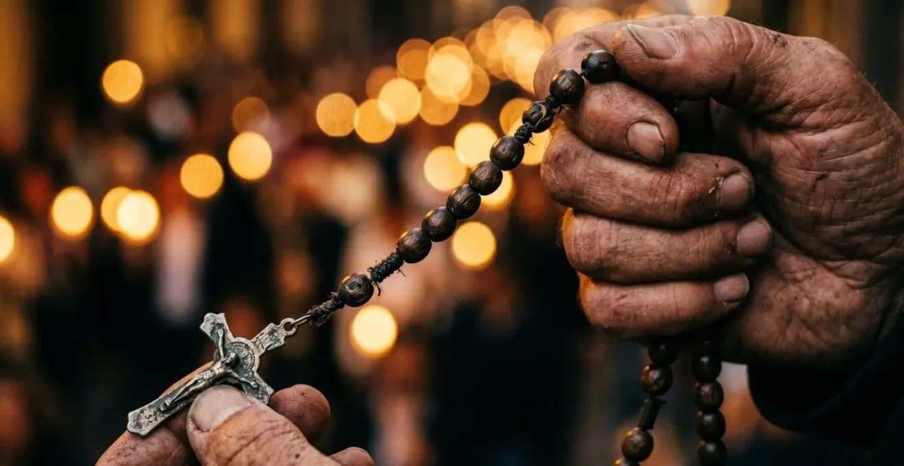 Processione religiosa italiana vista da lontano con fedeli in preghiera