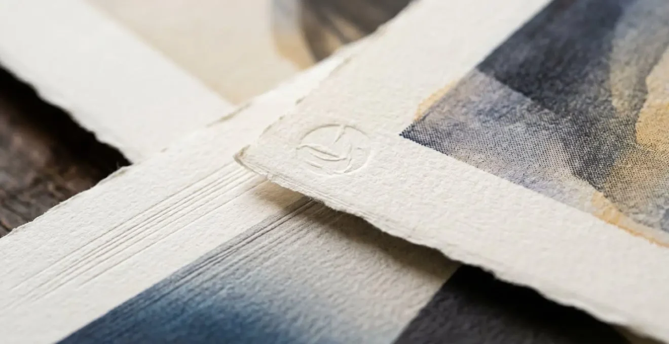 Portfolio di stampe d'arte limitate disposte su tavolo di galleria