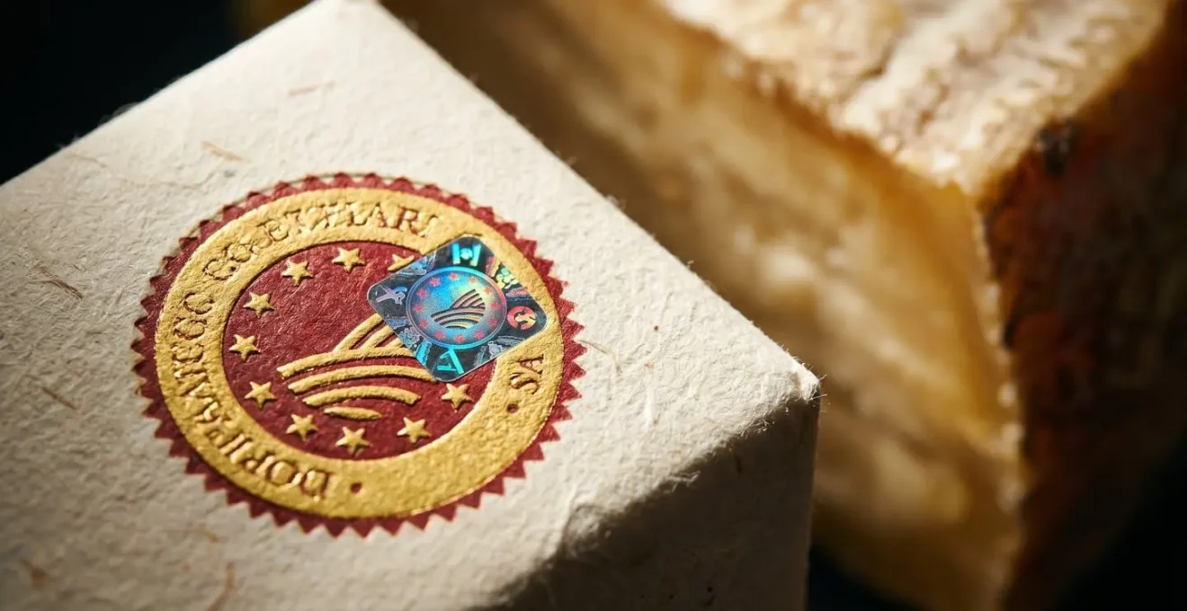Dettaglio etichetta formaggio DOP con bollino europeo e indicazioni di origine